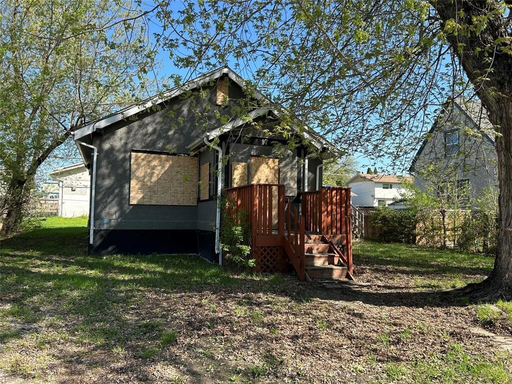 Property Photo: 17 Cedar Street MB R0E 1M0