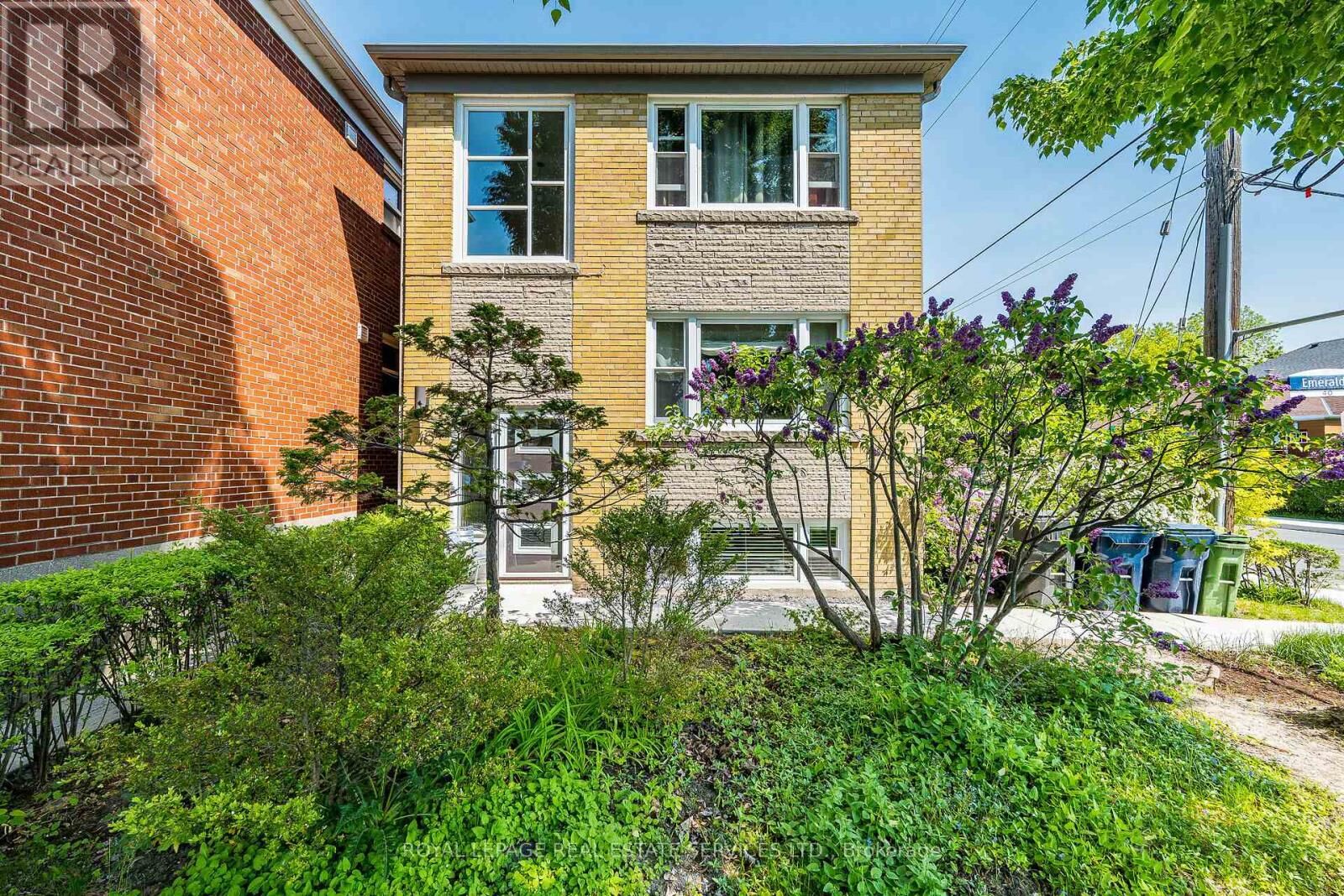 Property Photo: 40 Emerald Crescent # 1 ON M8V 2B6