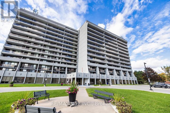 Property Photo: 92 Church Street South Ph 4 ON L1S 6B4