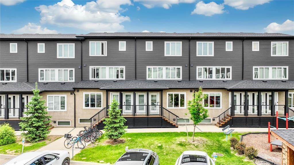 Property Photo: 325 Park East Drive MB R3Y 1Z9
