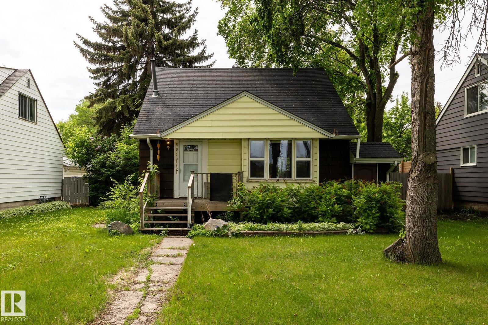 Property Photo:  5919 121 Avenue NW  AB T5W 1P2 