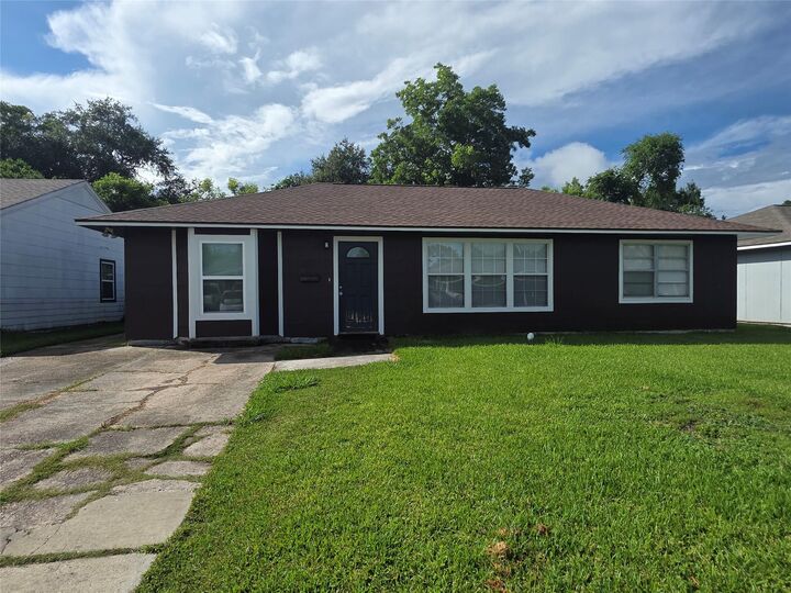 Property Photo: 705 N Circle Drive TX 77520