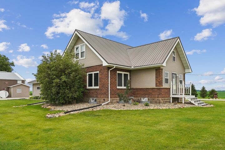 Property Photo: 2940 Fayette Avenue IA 50645