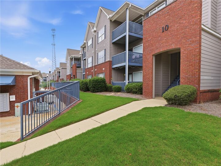 Property Photo: 1114 S College Street S 10-303 AL 36830