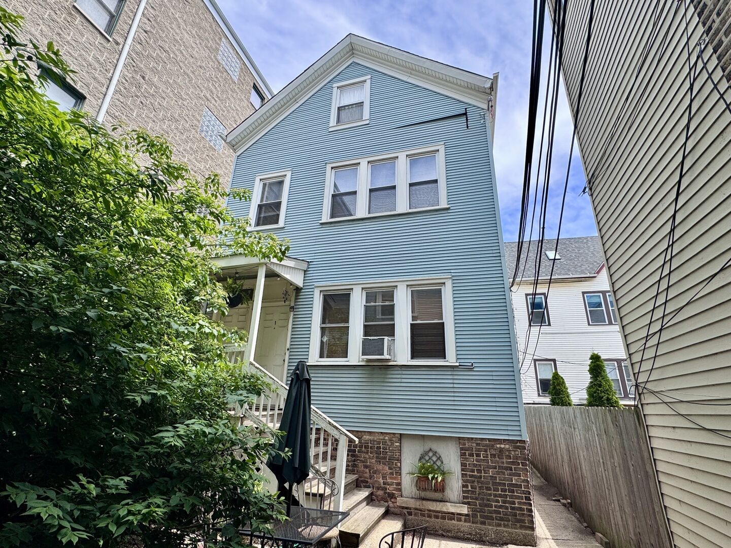 Property Photo: 3229 N Wilton Avenue 2R IL 60657