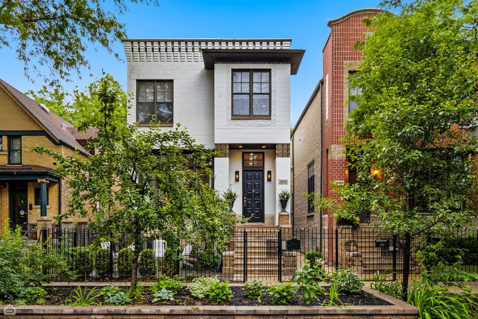 Property Photo:  1310 W Roscoe Street  IL 60657 