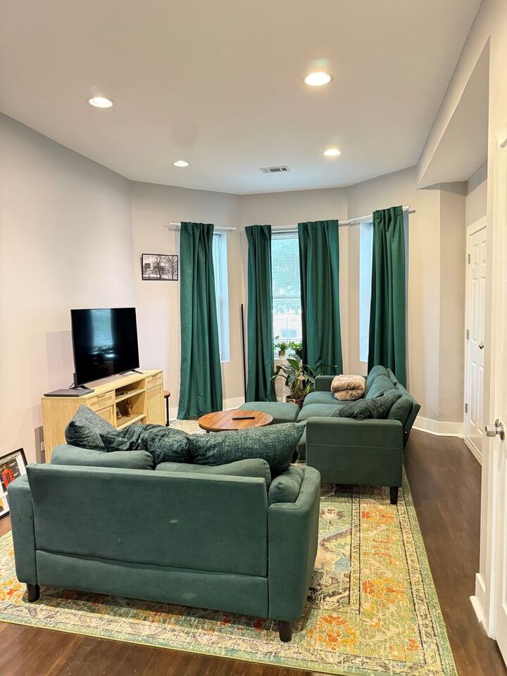 Property Photo:  1019 N Ridgeway Avenue 1  IL 60651 