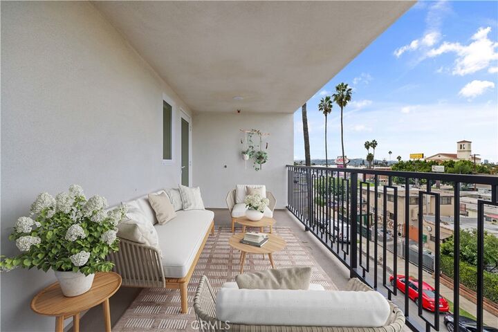 Property Photo:  1818 S Norton Avenue 409  CA 90018 
