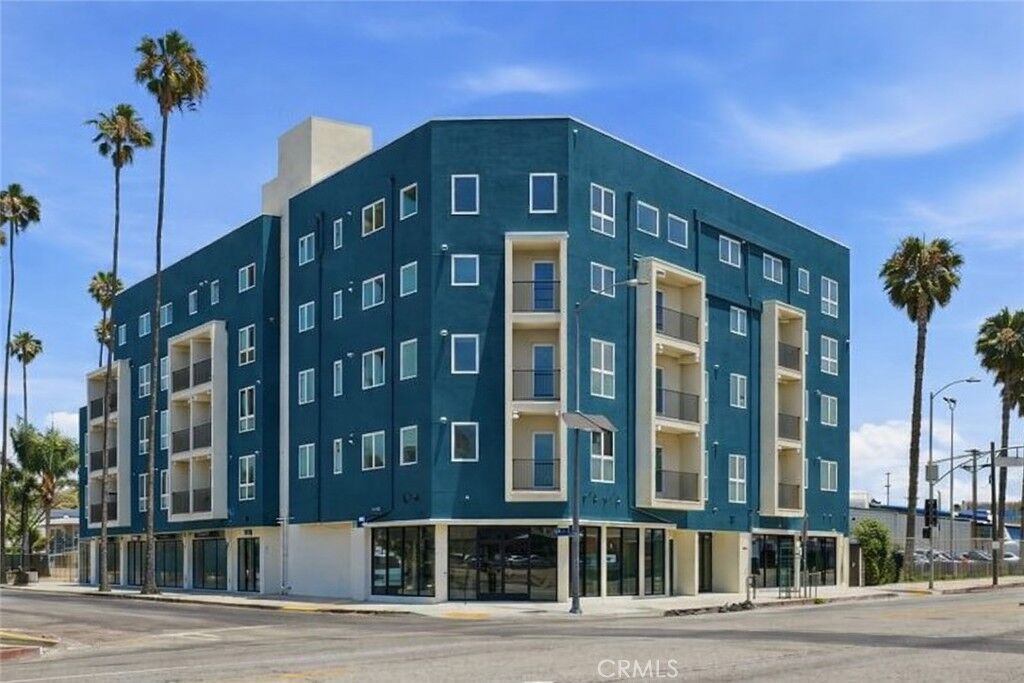 Property Photo: 1818 S Norton Avenue 401 CA 90018