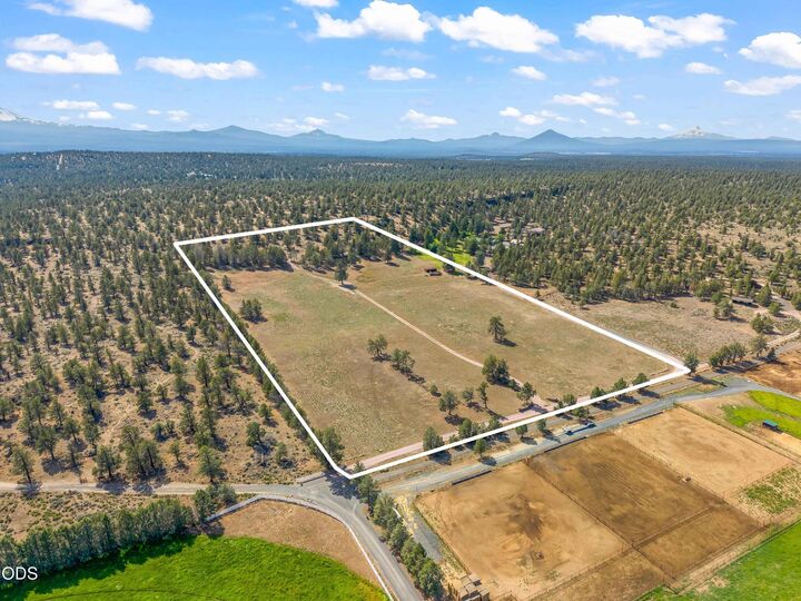 Property Photo:  19450 Dusty Loop  OR 97701 