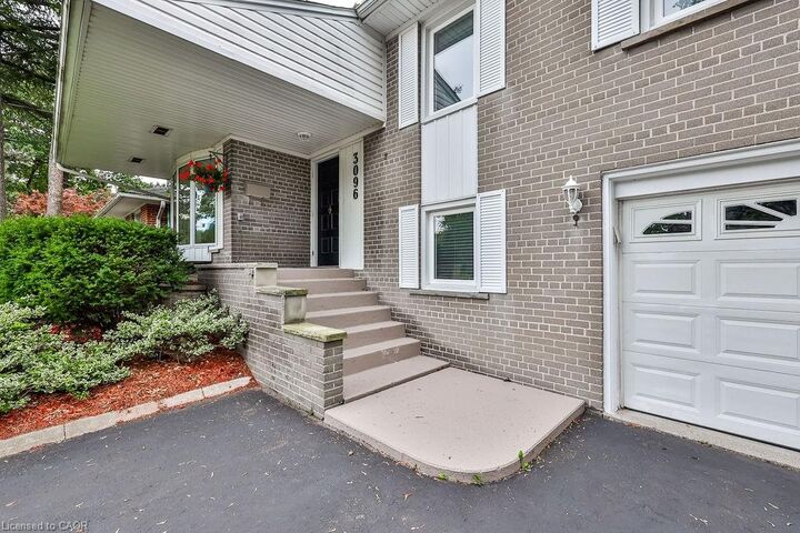 Property Photo:  3096 Ballydown Crescent  ON L5C 2C8 