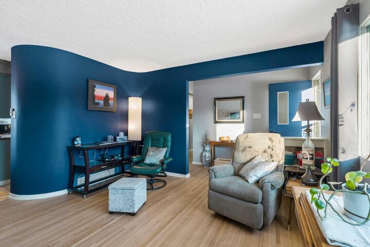Property Photo:  126 Springwood Drive SW  AB T2W 0K5 