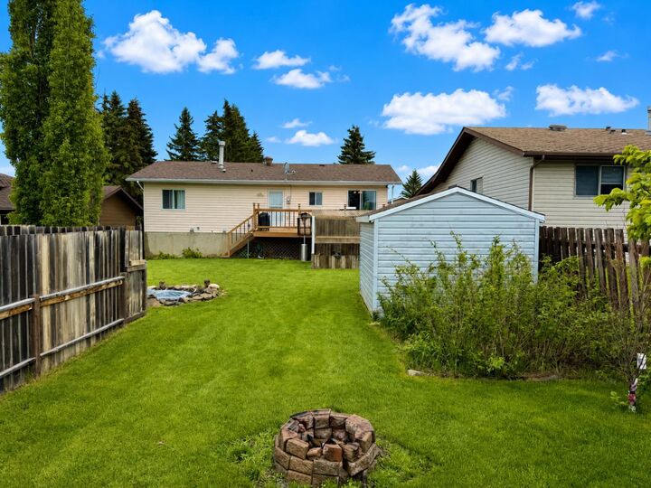 Photo de la propriété:  5712 55 Street  AB T4T 1J7 