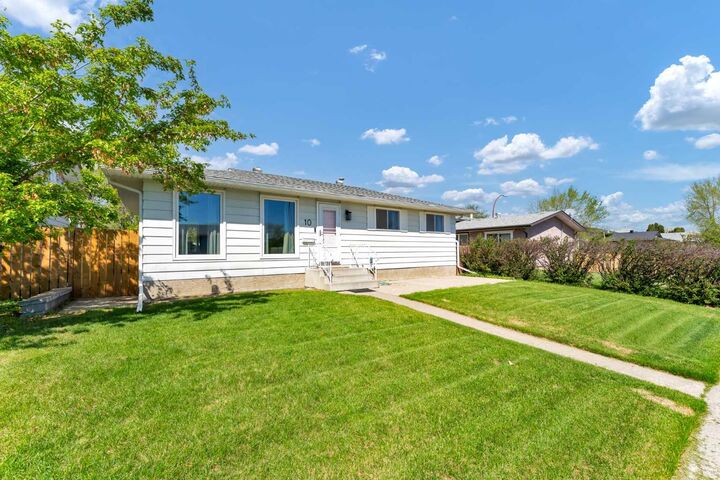 Property Photo: 10 Hayward Court NE AB T1C 1E2