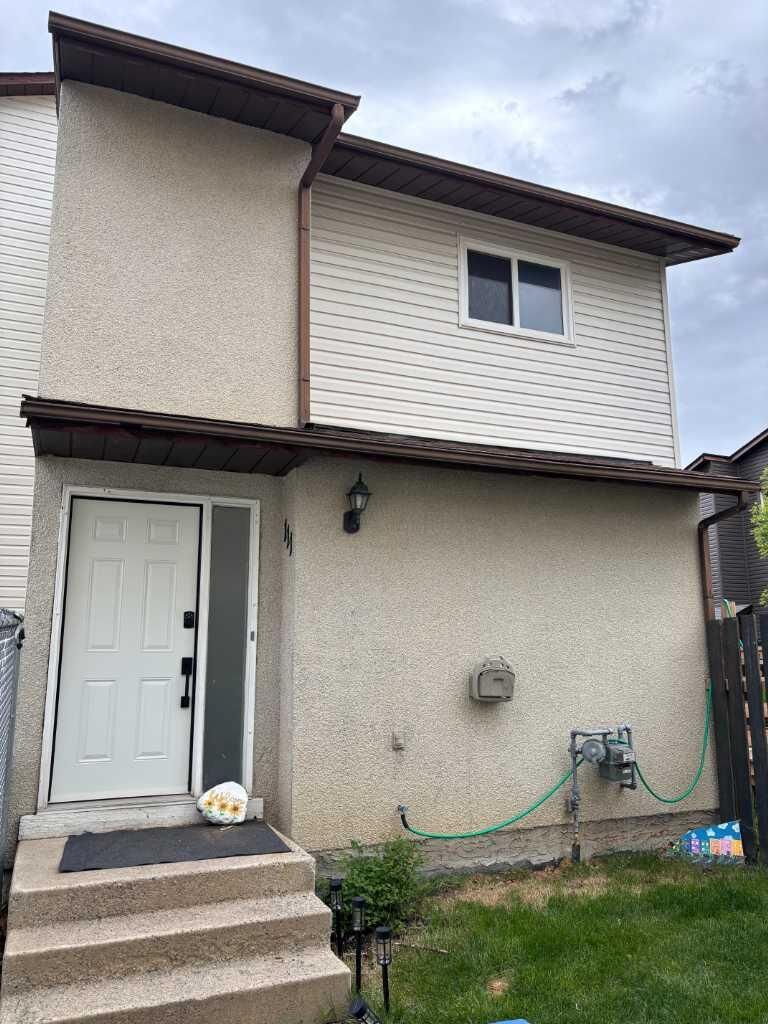 Property Photo: 111 Columbia Place W AB T1K 5A8