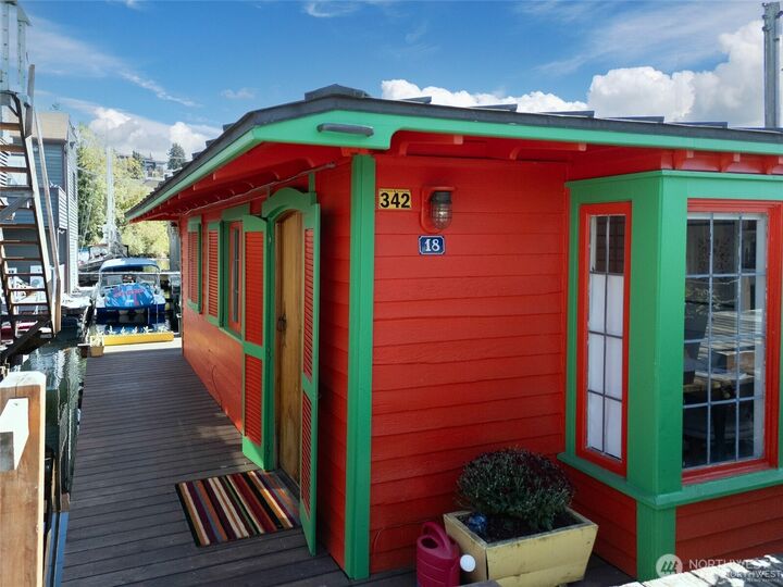Property Photo: 2727 Fairview Avenue E 18 WA 98102