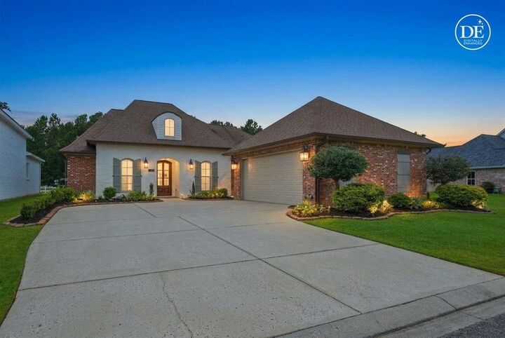 Property Photo: 6540 White Oleander Cir W LA 70605