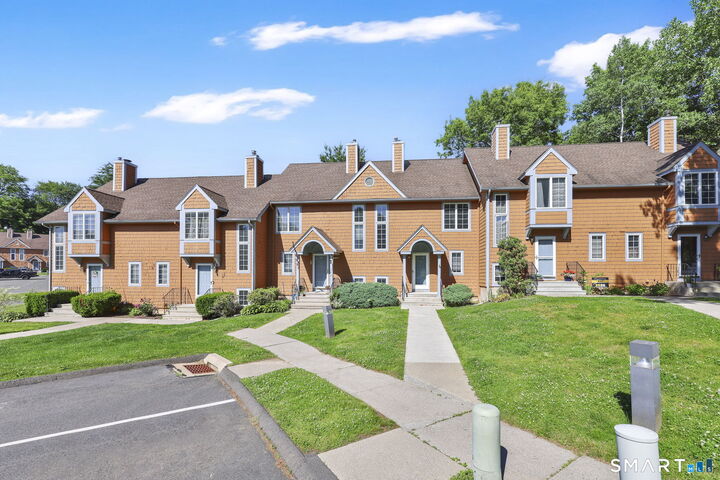 Property Photo:  8 Julia Court 8  CT 06016 