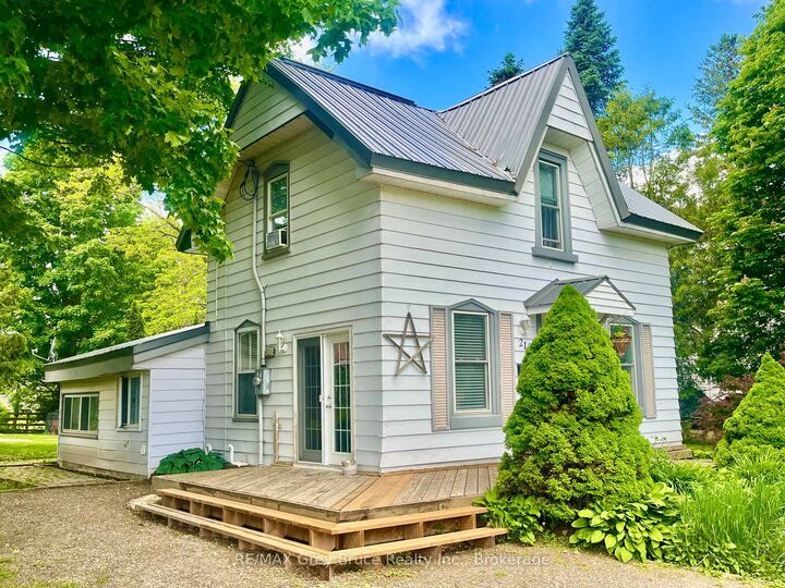 Property Photo: 212 Yonge Street S ON N0H 2N0