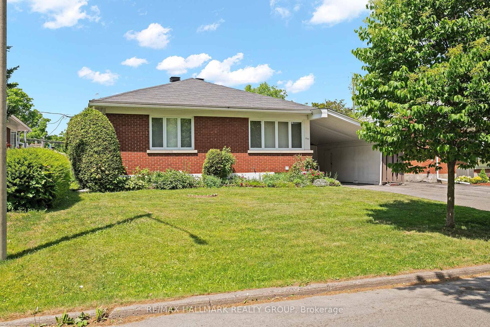 Property Photo: 839 Weston Drive ON K1G 1W5