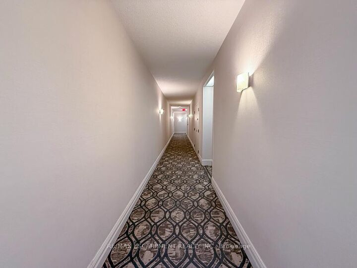 Property Photo: 35 Kingsbridge Garden Circle 2706 ON L5R 3Z3