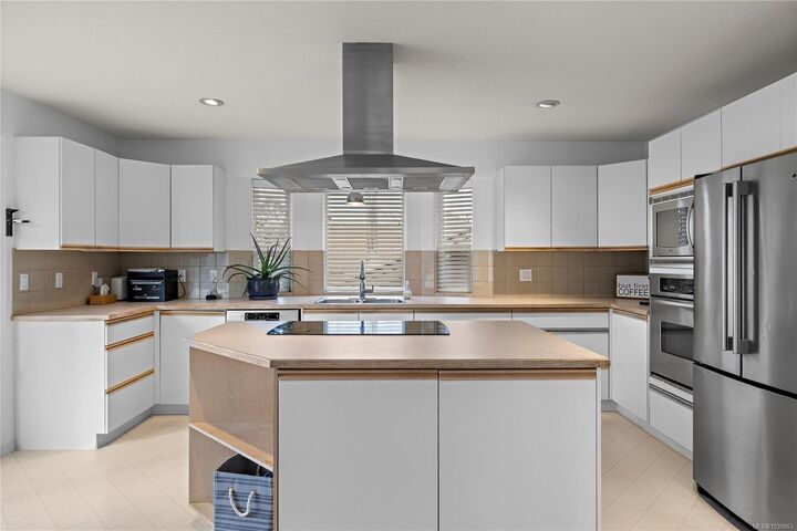 Property Photo: 615 Chinook Ave BC V9P 1A5