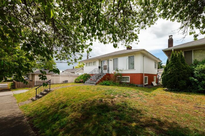 3678 E 25th Avenue — photo 1