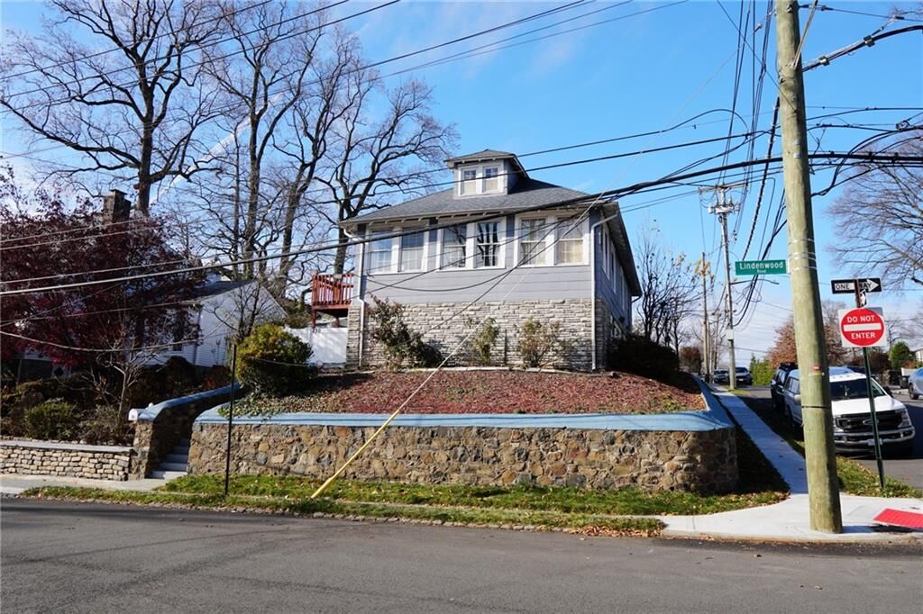 Property Photo: 230 Lindenwood Road NY 10308