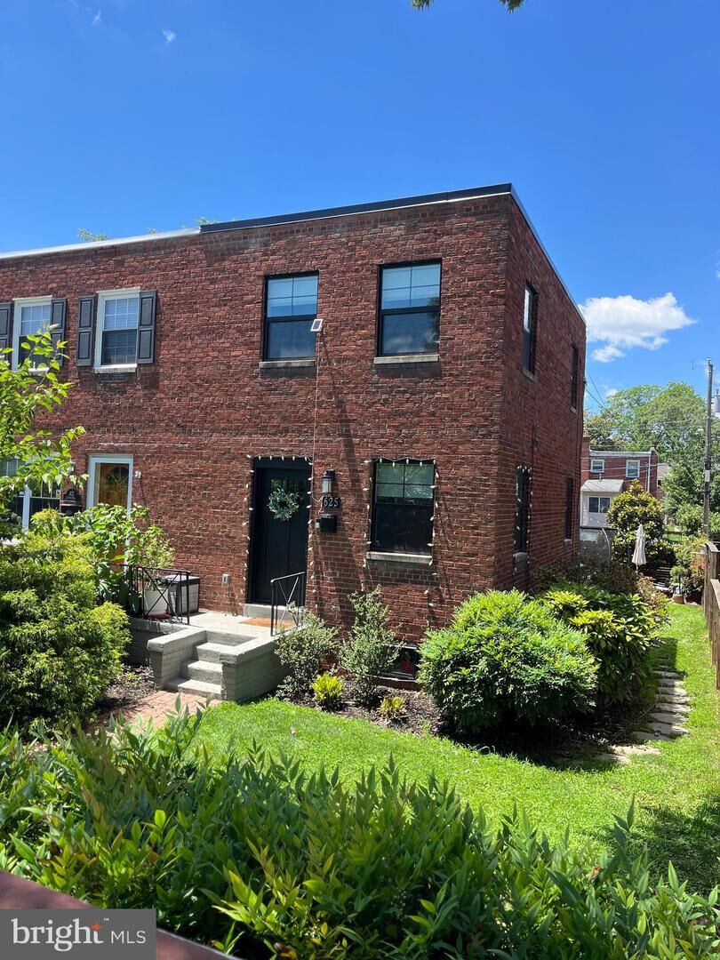 Property Photo:  625 S Henry Street  VA 22314 