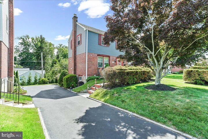 Property Photo:  322 Twin Oaks Drive  PA 19083 