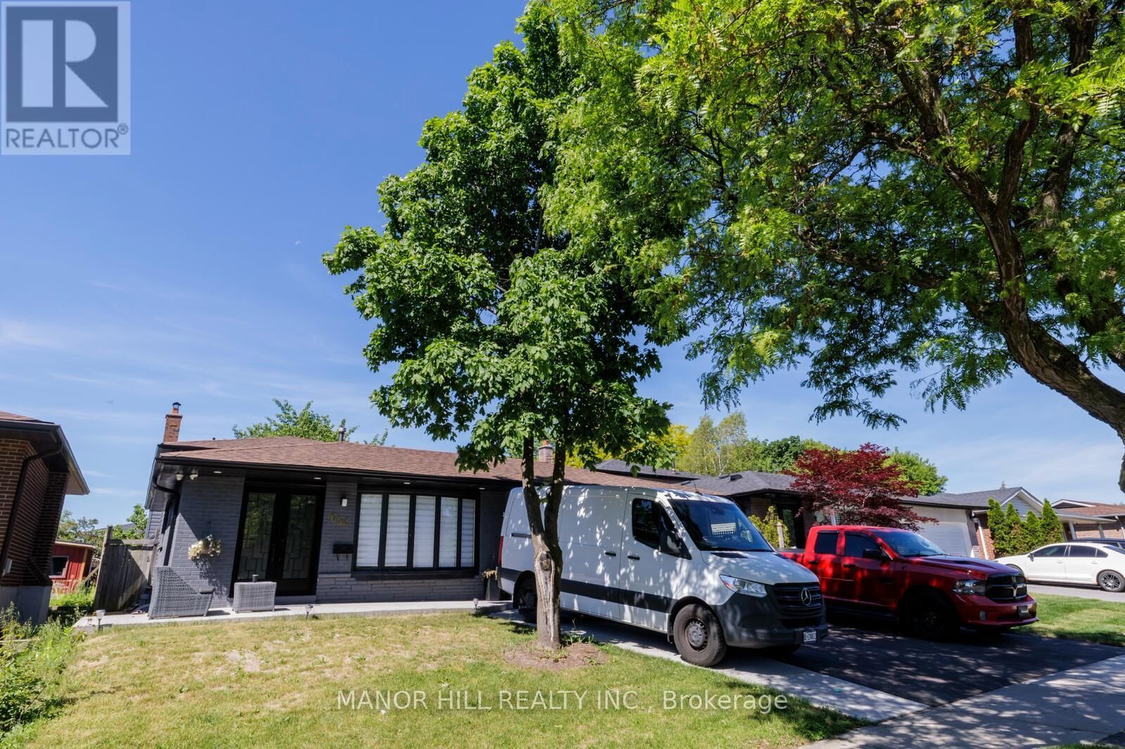 Property Photo:  654 Eaglemount Crescent  ON L5C 1N9 