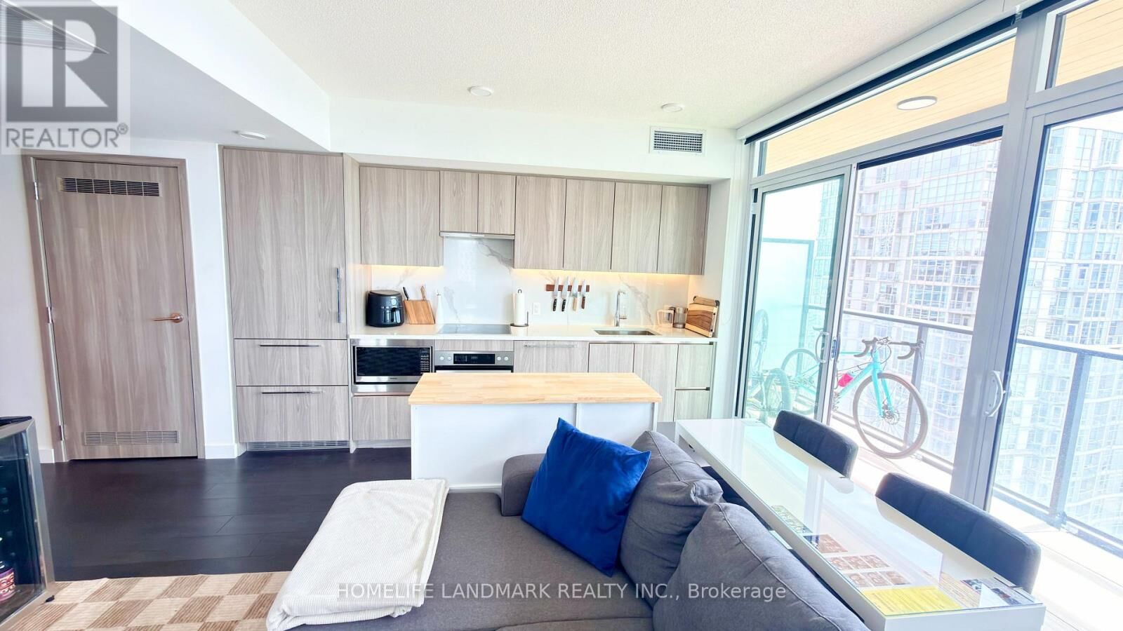 Property Photo:  3 Concord Cityplace Way 3711  ON M5V 0X4 