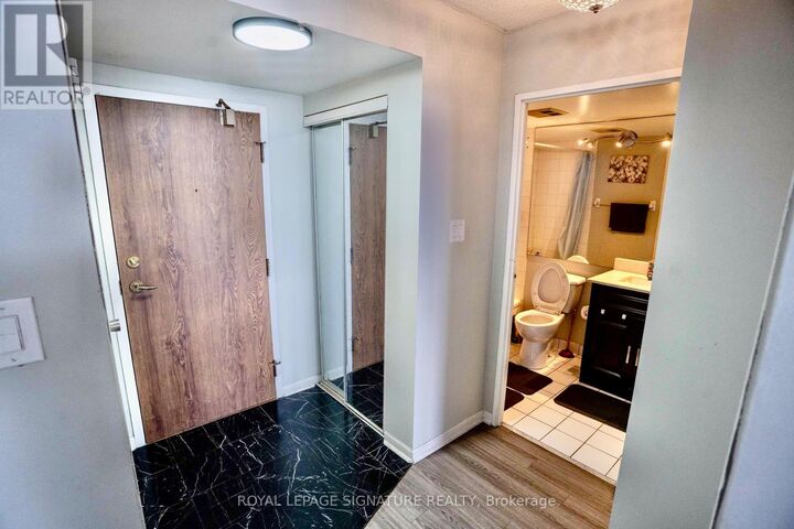 Property Photo:  550 Webb Drive 1905  ON L5B 3Y4 
