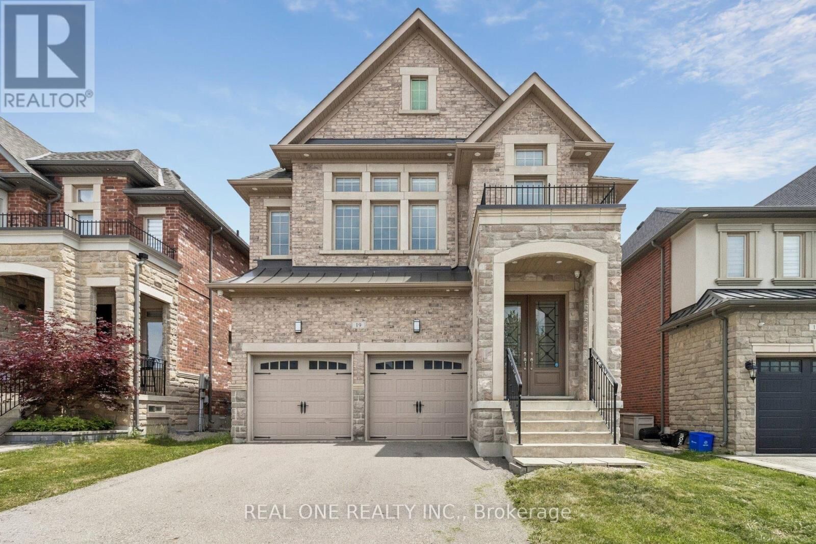 Property Photo:  19 Rivoli Drive  ON L4H 3X2 