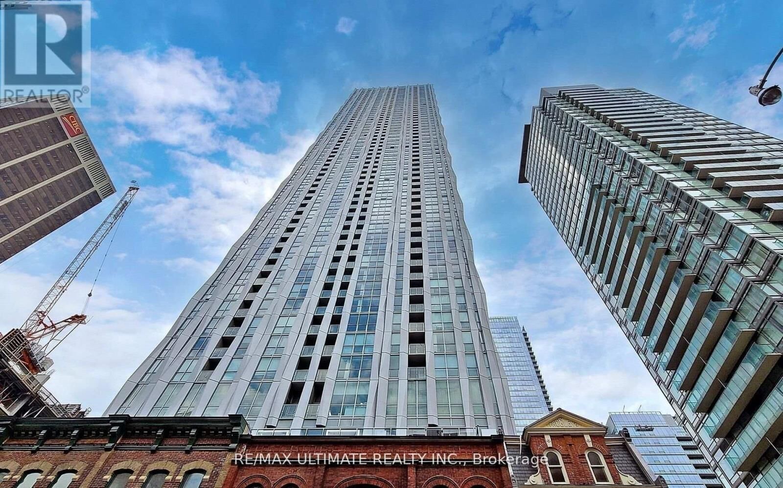 Property Photo: 1 Yorkville Avenue 1907 ON M4W 0B1