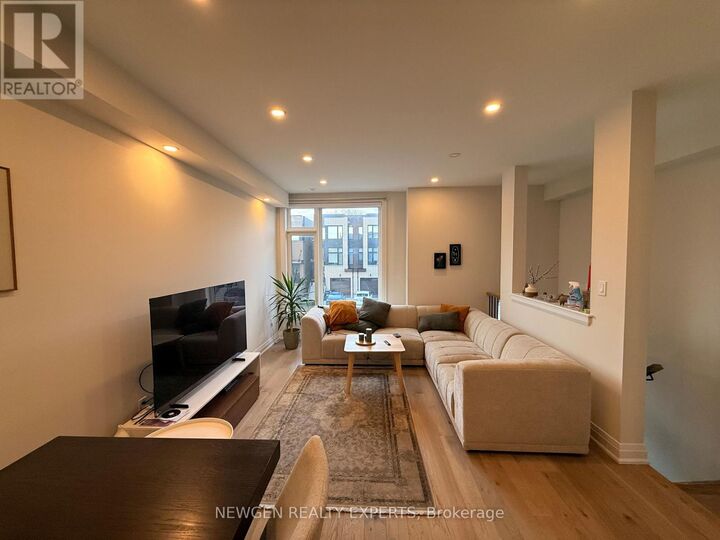 Property Photo:  14 Wild Rose Gardens West  ON M6L 0A5 