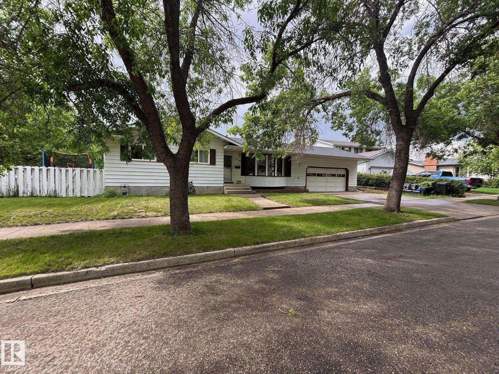 Property Photo:  8504 92 Avenue  AB T8L 2P6 