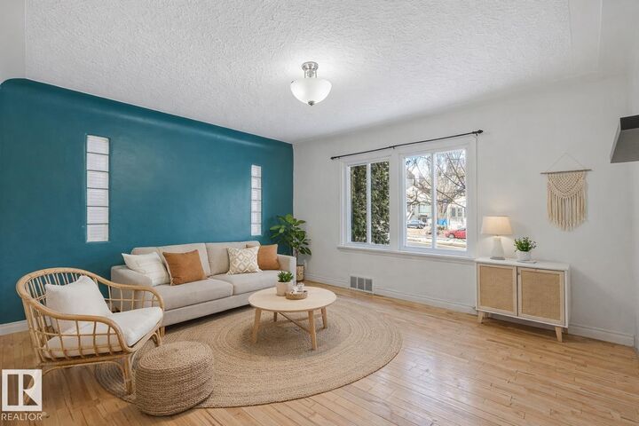 Property Photo: 9835 82 Avenue NW 4 AB T6E 1Y7