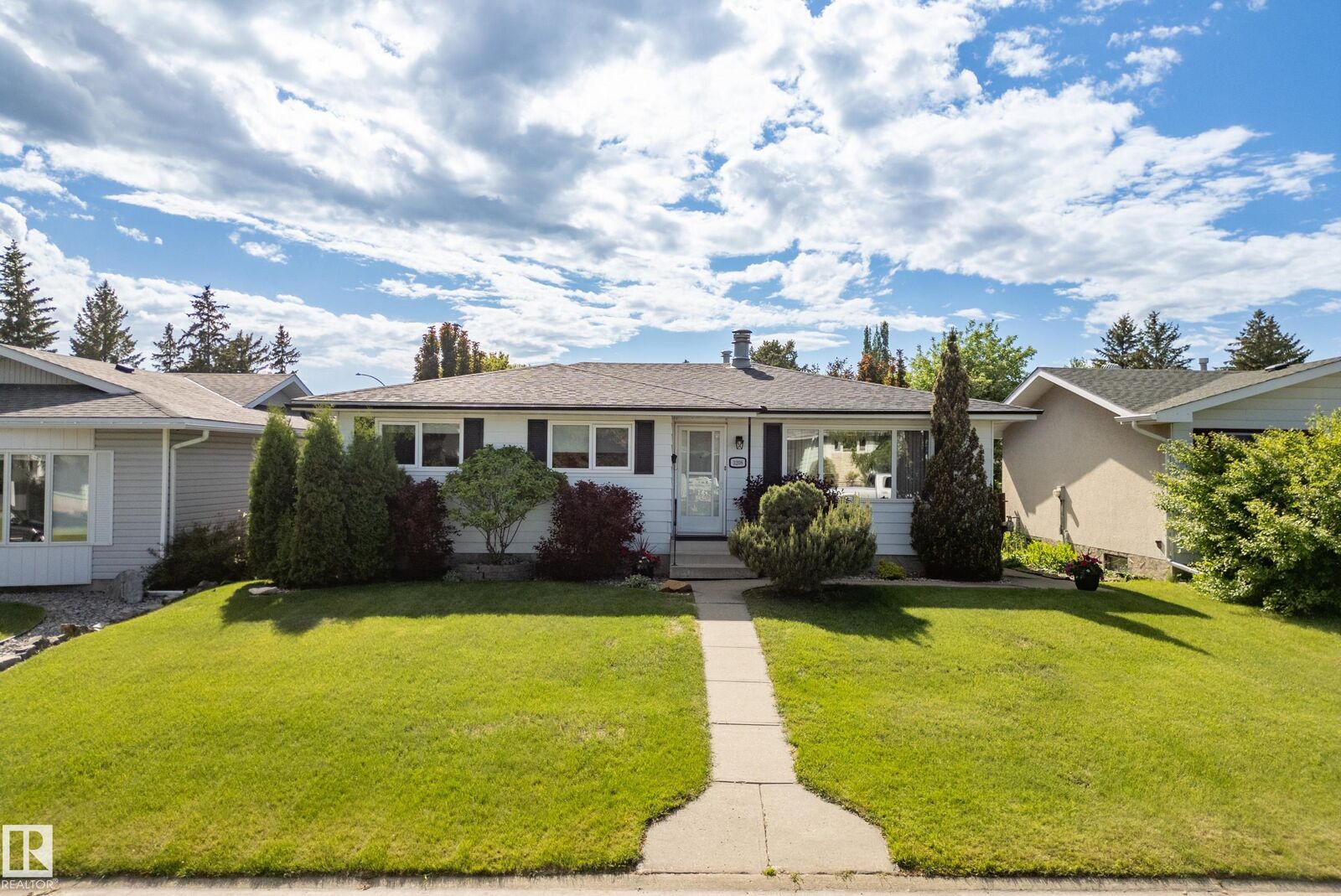 Photo de la propriété:  3208 70 Street NW  AB T6K 1L2 
