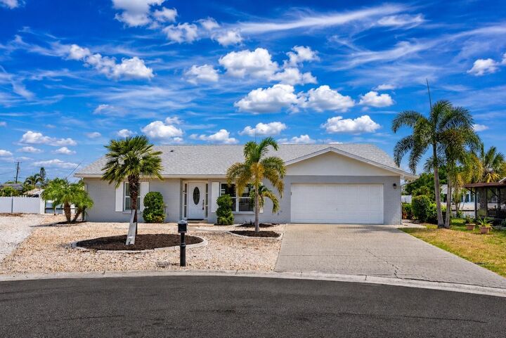 Property Photo:  805 Leisey Circle  FL 33570 