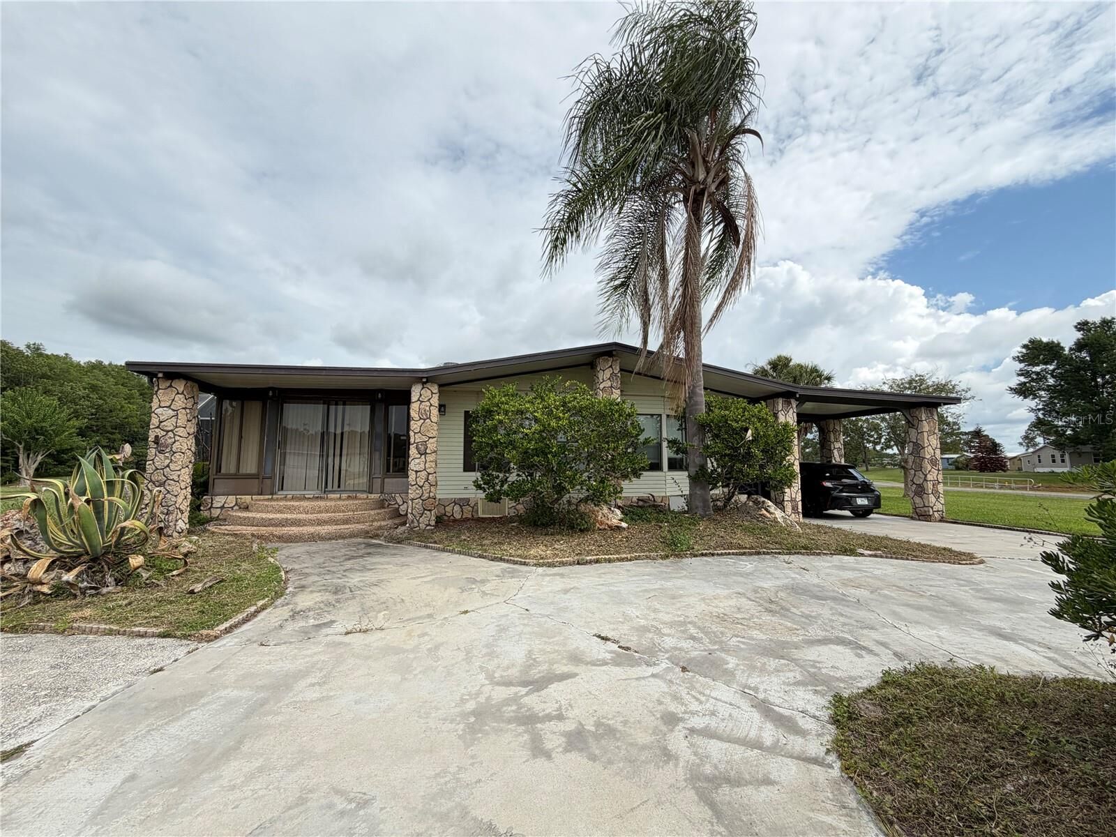 Property Photo: 2602 Einwood Drive FL 34758