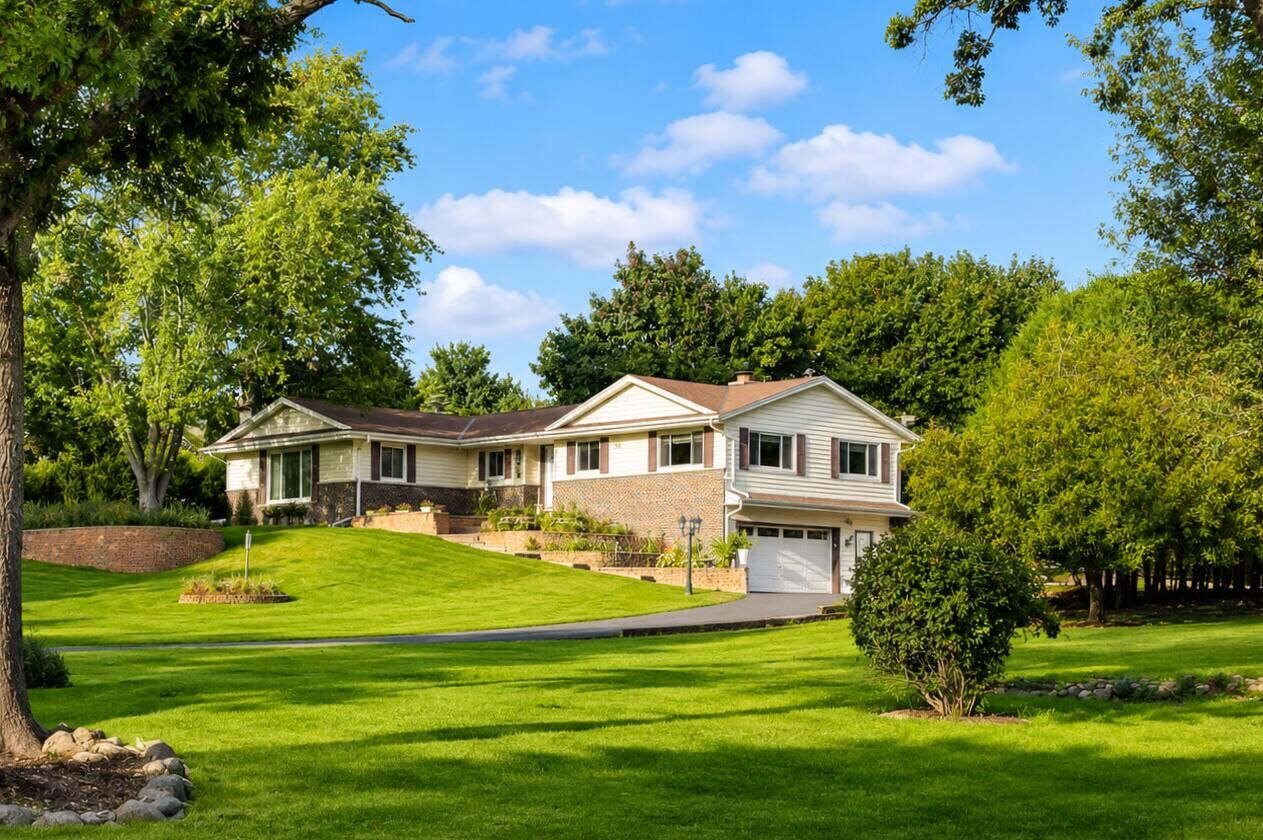 Property Photo:  804 Lochtyn Rdg  WI 53183 