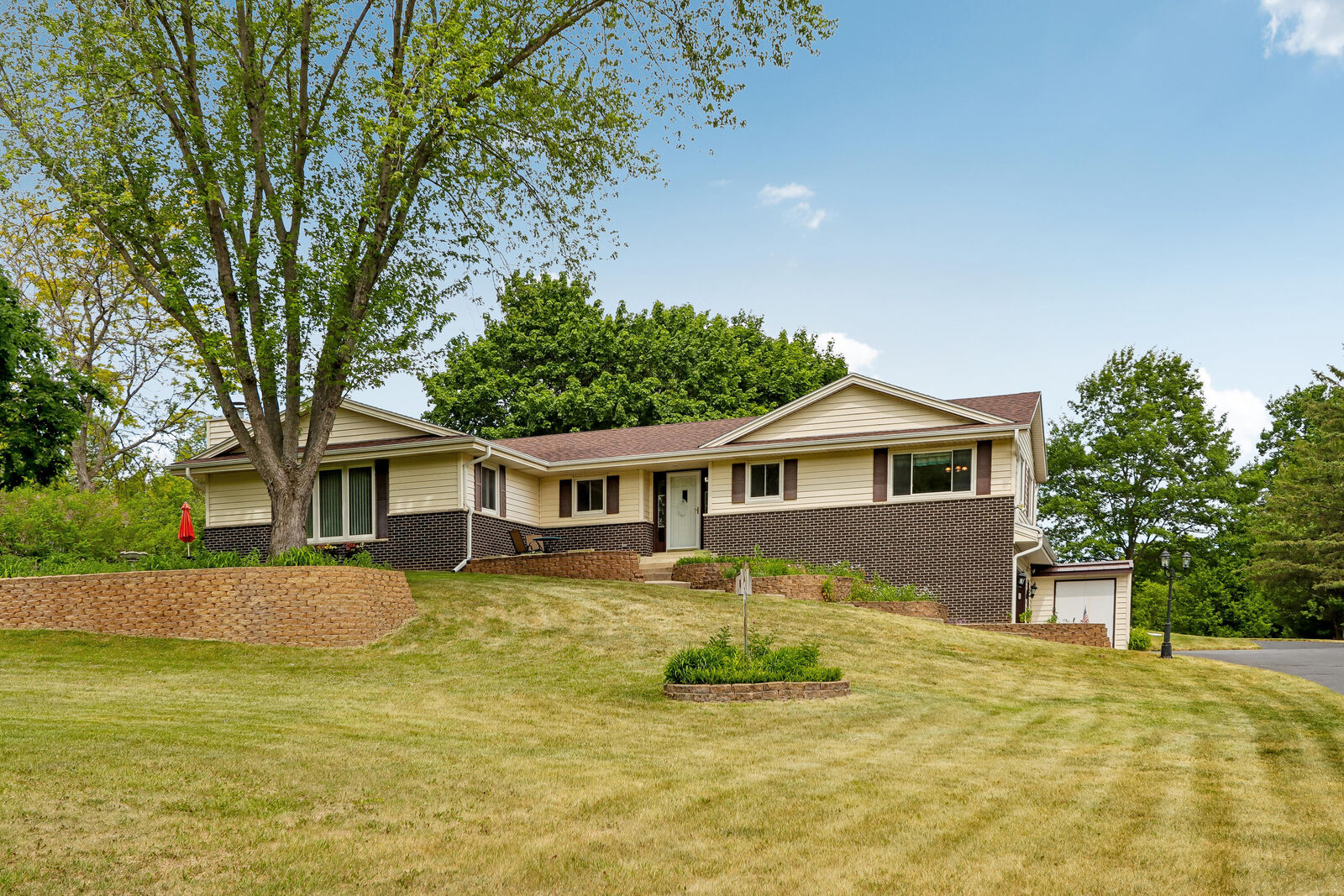 Property Photo:  804 Lochtyn Rdg  WI 53183 
