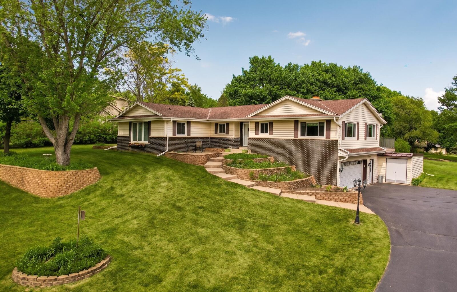 Property Photo:  804 Lochtyn Rdg  WI 53183 