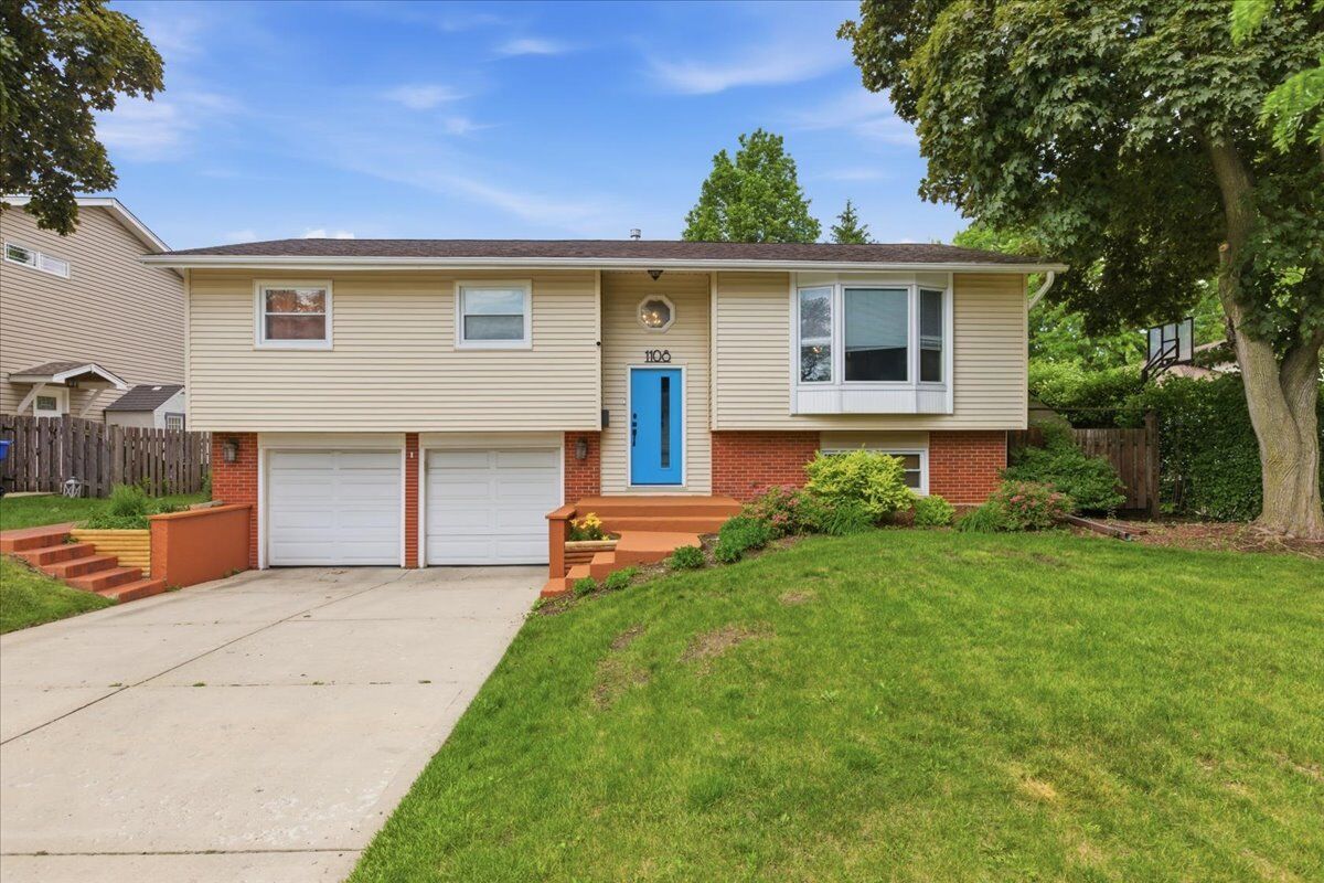 Property Photo:  1108 E Barberry Lane  IL 60056 