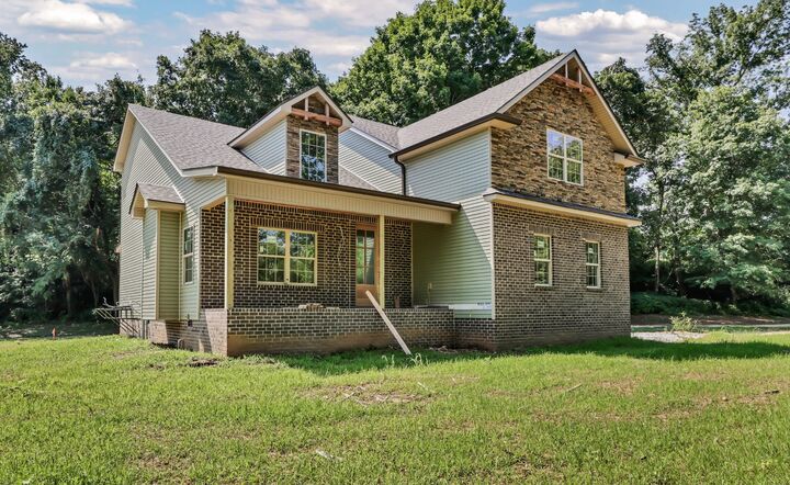 Property Photo: 1066 Indian Creek Rd TN 37051