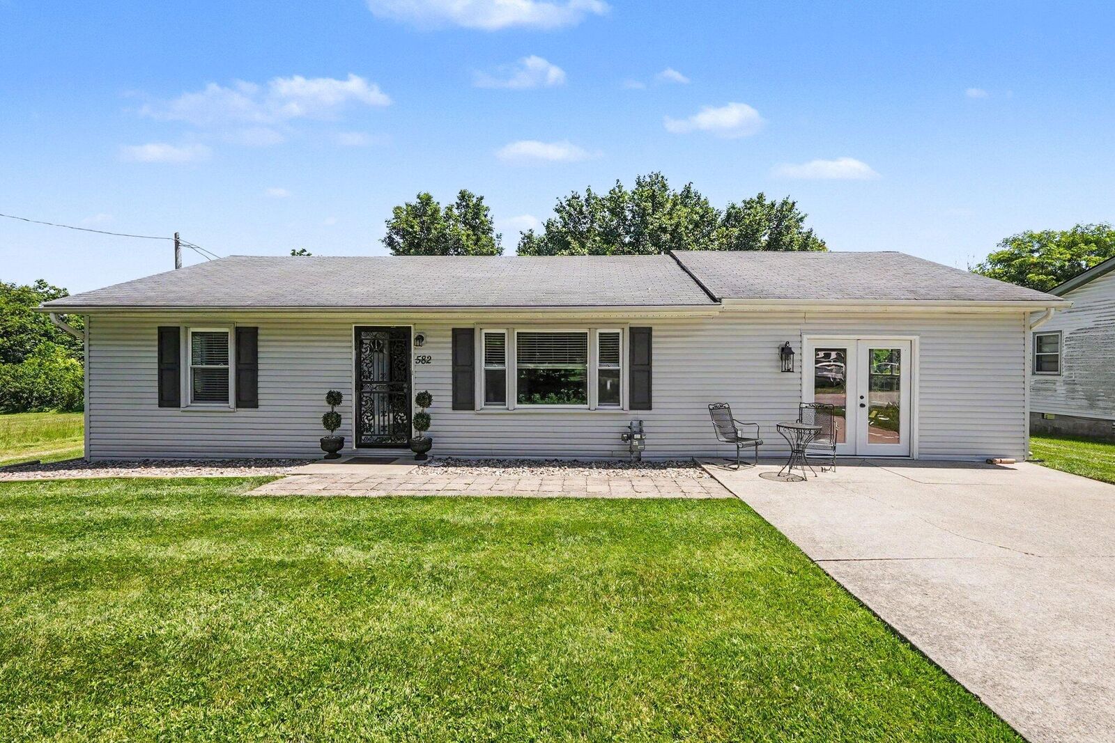 Property Photo: 582 E Broadway KY 40019