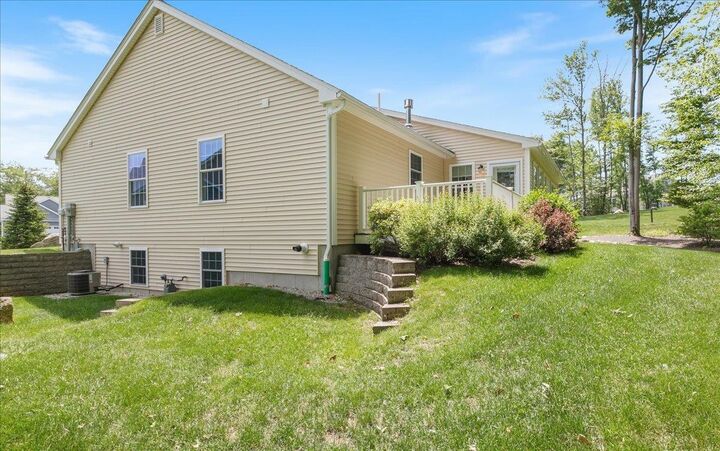 Property Photo:  25 Ridgeview Drive  NH 03034 