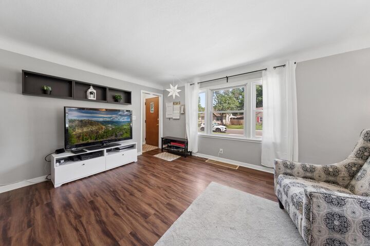 Property Photo:  402 Jefferson Avenue S  MN 55343 