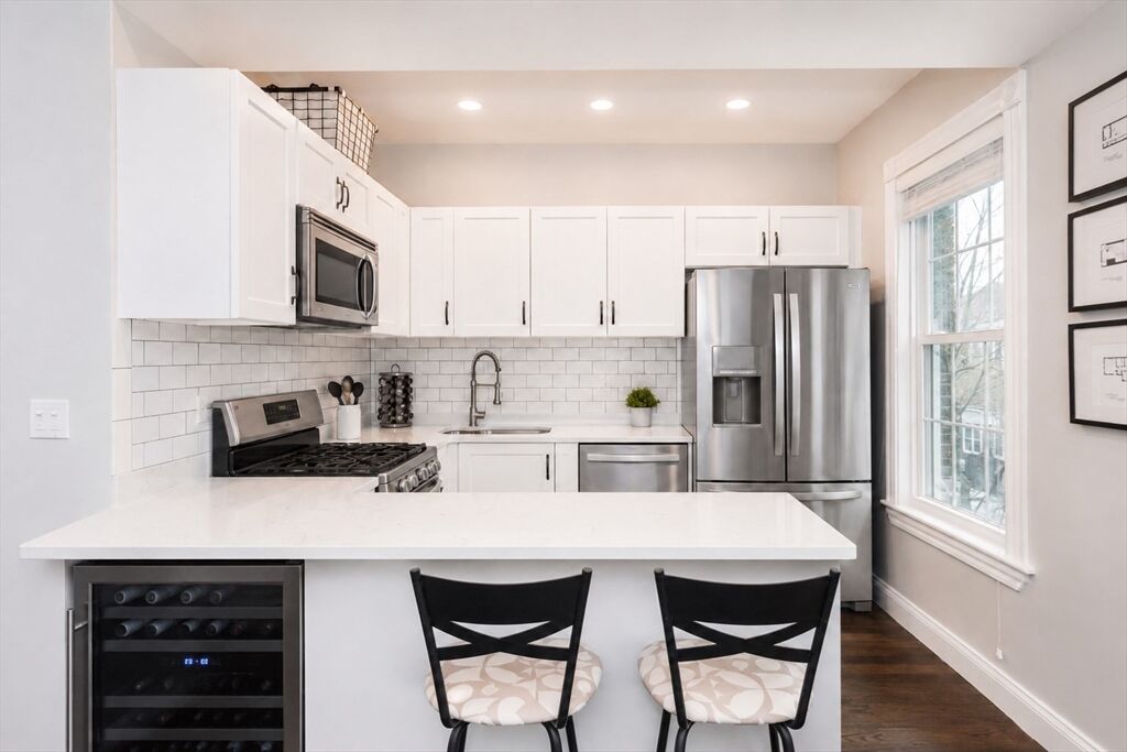 Property Photo:  656 E 7th St 2  MA 02127 